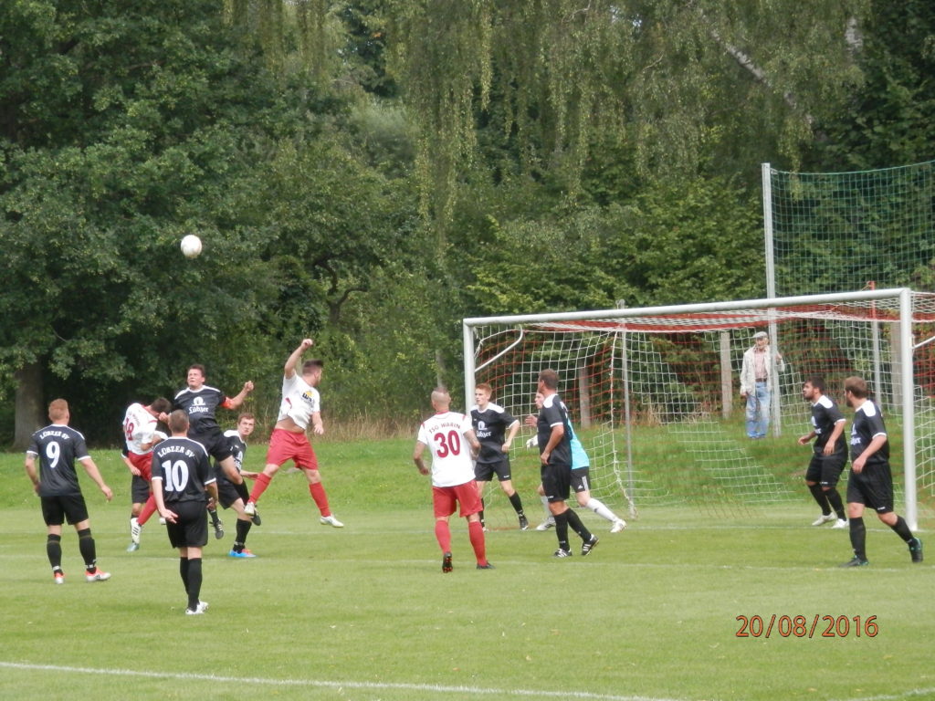 © Uwe Kolbusa / Viel Entschlossenheit und Mut in den Zweikämpfen, wie hier im Spiel gegen Lübz von Matthias Schmidt (18) und Fabian Brickwedde beim Kopfball, wird für die Rot-Weißen auch in Bölkow nötig sein.