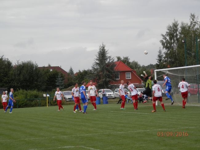 © Uwe Kolbusa| Ein Bild mit Symbolcharakter dieser Pokalpartie in Bölkow. Die Wariner Mannschaft mit fast allen Rot-Weiß Akteuren im und um den eigenen Strafraum kompakt orientiert. 