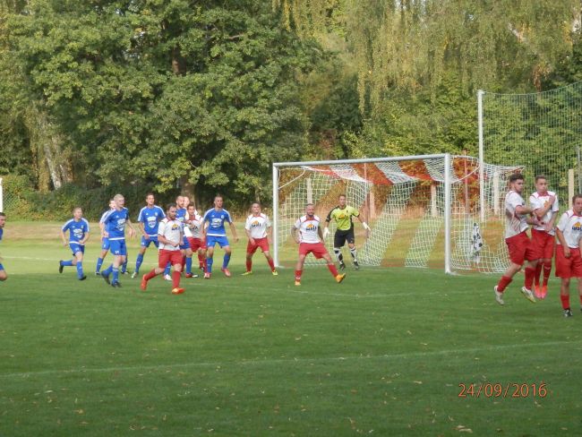 © | Auch dieser Freistoß der Gäste in den Wariner Strafraum, schon in der Nachspielzeit, konnte erfolgreich von den Rot-Weißen abgewehrt werden. Vorne links am Strafraum im Bild, Alexander Wirkus, der mit seinem ersten Landesligatreffer für den 1:0 Heimerfolg sorgte.