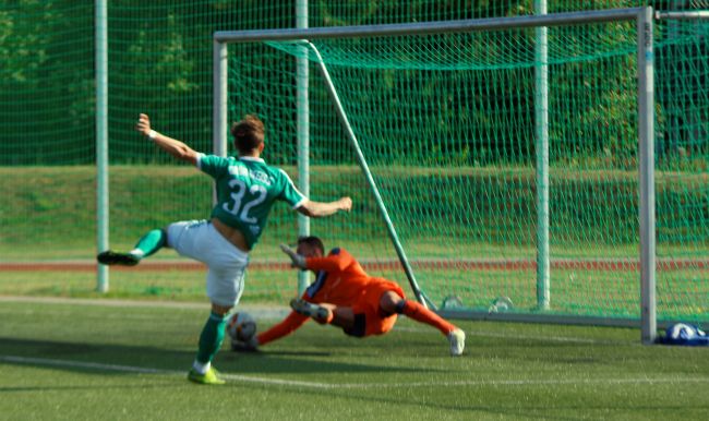 © Bernhard Knothe | Sabri Vaizov bewahrt in dieser Szene sein Team vor dem Rückstand. Am Ende setzte sich der FC Anker Wismar bei Grün Weiß Brieselang mit 4:1 durch