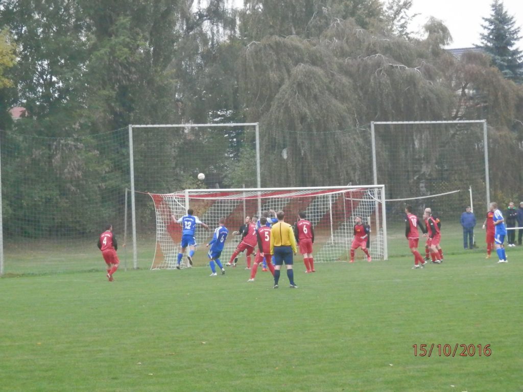 © Uwe Kolbusa  Obwohl die Wariner mit fast allen Spielern in den Schlussminuten der vergangenen Partie gegen Goldberg ihr Tor verteidigten, kassierte man noch kurz vor Ultimo, im Anschluss an diese Szene, den 2:2 Ausgleich.