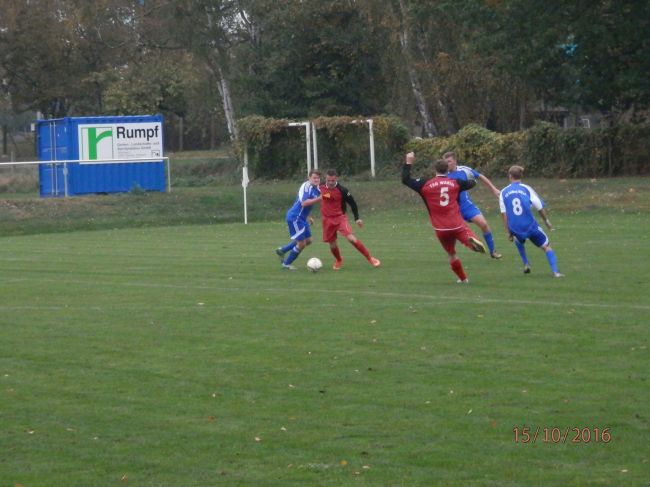 © U.Kolbusa | Mit kraftvollem Einsatz beim Zweikampf hier der Wariner Torschütze zum 2:0 Patrick Wichmann (rot), rechts Fabian Brickwedde (5). TSG Warin: Schröder; Schmidt, Mertins, Keil, Sprenger, Wirkus (76.Stapelmann), Brickwedde, Manns (58.Wichmann), Bründel (70.Scheifler), Aumann, Thomas