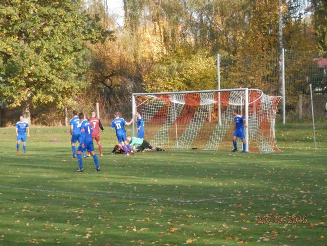© U.Kolbusa | Einen Zusammenprall des Plater Torhüters Georg Brinkmann mit dem Wariner Matthias Schmidt (rotes Trikot) im SV Strafraum überstanden beide Spieler unbeschadet. Schmerzlich nur aus Sicht der TSG, Schmidt kassierte hier seine 5.Gelbe Karte.