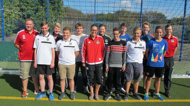 © KFV Westmecklenburg | Die Schiedsrichter des aktuellen Förderkaders in Westmecklenburg auf dem Sportgelände des SV Plate (es fehlt Sportfreundin Pauline Meincke), dem die Lehrgangsleiter Michael Holste (li.) und Matthias Krull (re.) für die Räumlichkeiten danken.