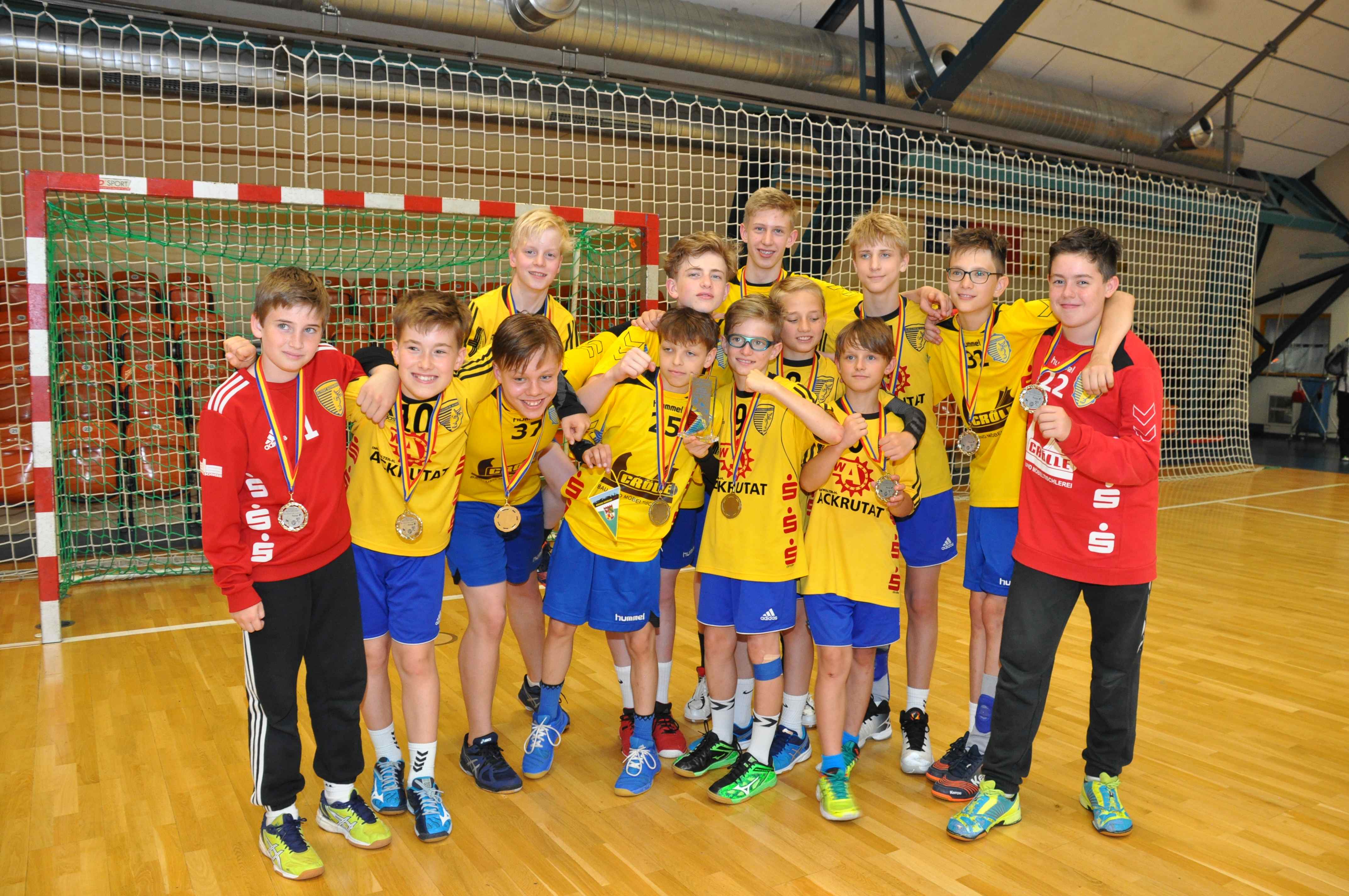 © Barbara Arndt | Sicherten sich einen besonderen Erfolg: Die Jungstiere der Jahrgänge 2003/2004 wurden im Juni ostdeutscher Vizemeister.