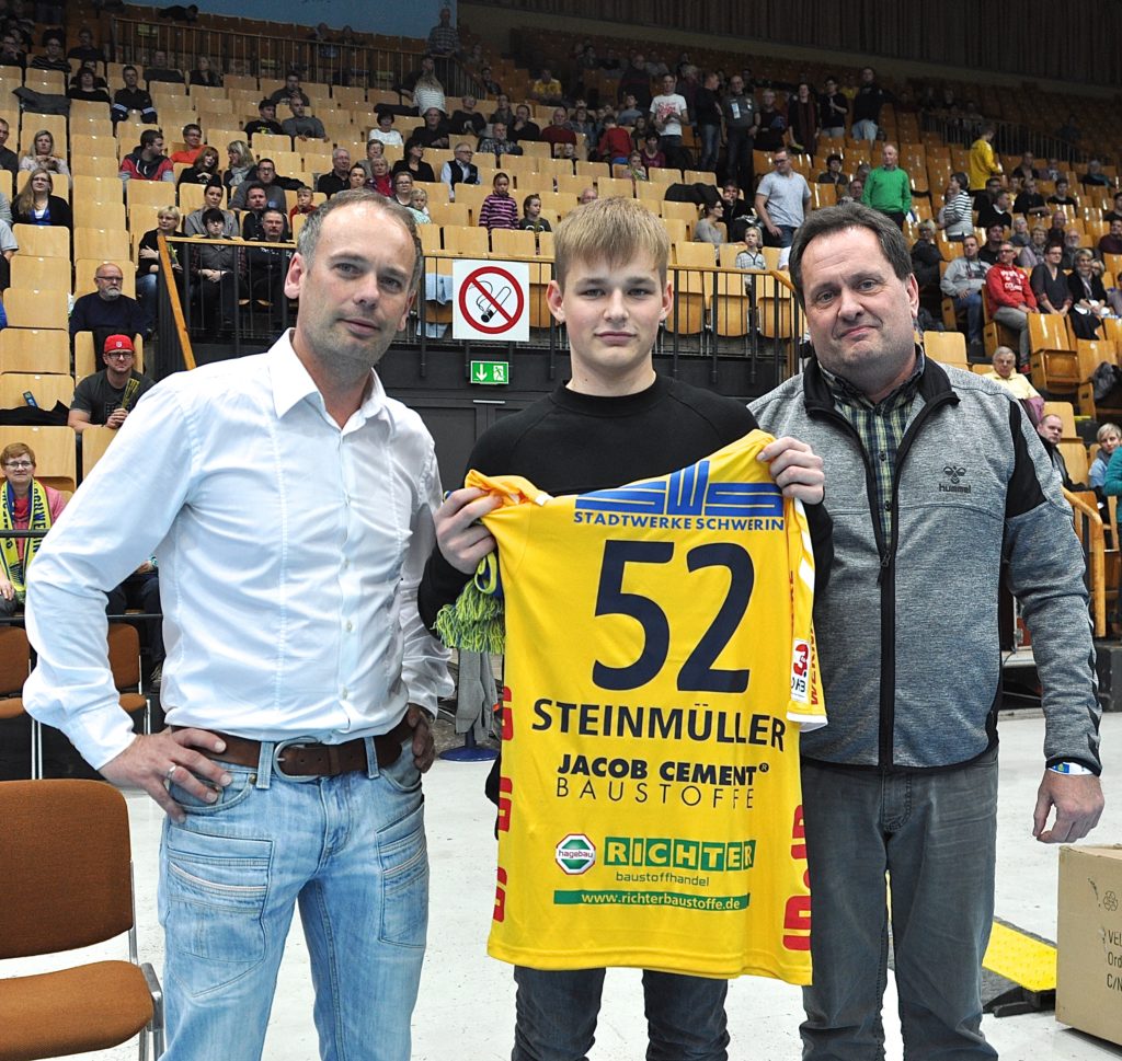 © Barbara Arndt Mathias Wächter (li.) vom Team Stiere und Vereinssportlehrer Andreas Westram (r.) würdigen die tolle Leistung von Tim Steinmüller mit einem Original-Stiere-Trikot