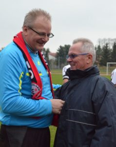 © Andreas Knothe | Manfred Radtke, Aufsichtsratsvorsitzender der SG Dynamo Schwerin, gratuliert Andreas Ratschat zu seinem Jubiläum