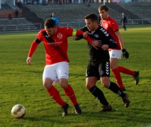 © Bernhard Knothe | Mannschaftskapitän Philipp Unversucht im Zweikampf